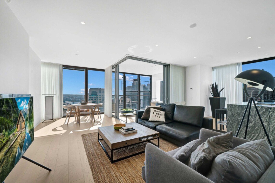 Airbnb Co-Host vs Full-Service Property Manager: Which Is Better for Owners?